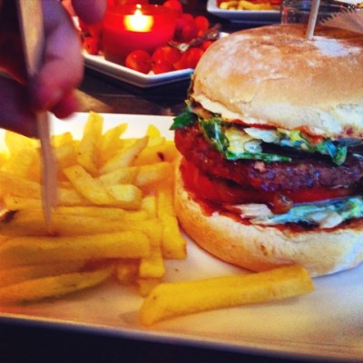 Mittagessen mit dem Sohn. Zwei Pommes durfte ich auch haben. "Du sollst das da essen" - den Burger. Aber gerne doch. Mjamm