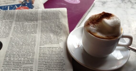 Zeitung, Kaffee und Kuchen in der Zicke