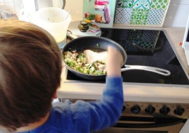 Zucchini-Spaghetti kochen mit Kind